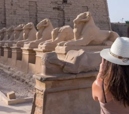 Una donna al Tempio di Karnak, egitto lusso