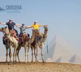 Turisti alle Piramidi di Giza 