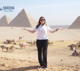 Donna alle Piramidi di Giza