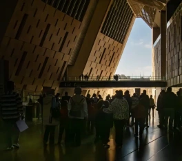 Turisti nel Grande Museo Egizio