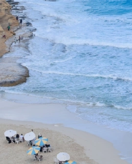 Hermoso paisaje natural de la playa de Agebah en Marsa Matrouh, Egipto, durante el día y en días nublados.