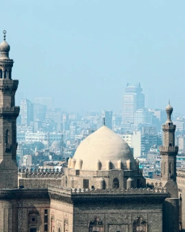 Vista de la Mezquita de Al-Azhar y la ciudad al fondo. El Cairo, Egipto.