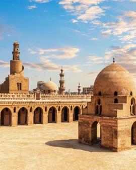 Minarete y fuente de abluciones de la Mezquita de Ibn Tulun, vista colorida del antiguo Cairo, Egipto.
