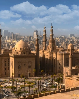 Vista desde arriba de la mezquita de Sultán Hassan y Al-Rifai en El Cairo.