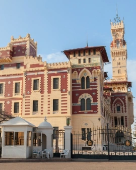 Exterior del palacio de Montazah en un día soleado de verano
