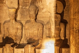 Estatuas de deidades y Ramsés II en El Templo de Abu Simbel
