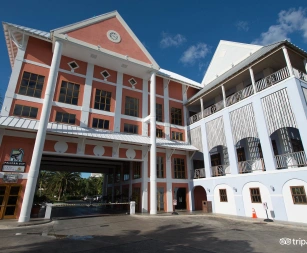  Pelican Bay Hotel
