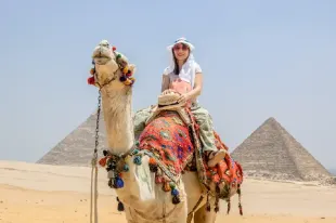 Tour Cairo e crociera sul Nilo , una donna a cammello