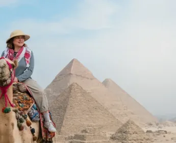 viaggio al cairo, una donna davanti alle piramidi