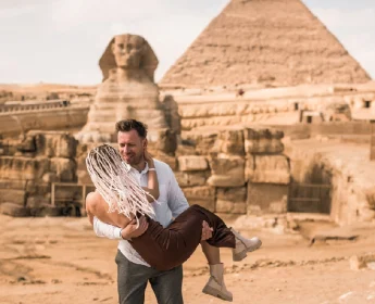 Viaggio organizzato Egitto, una coppia alle piramidi di Giza