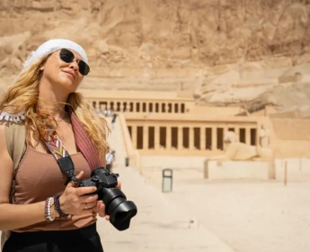 Una donna nrl Tempio di Hatshepsut, offerte egitto