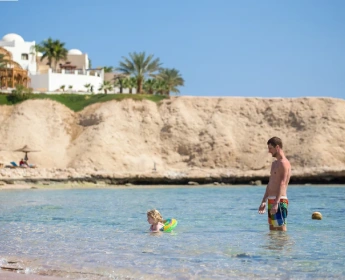 un uomo e una bambina in mare a Sharm el-Sheikh