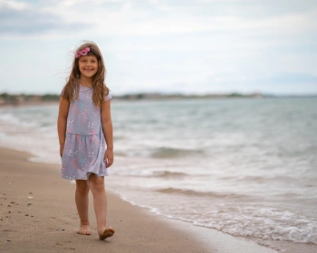 bambina davanti al mare