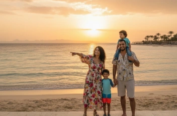 Una familia disfruta en la playa de Hurghada.