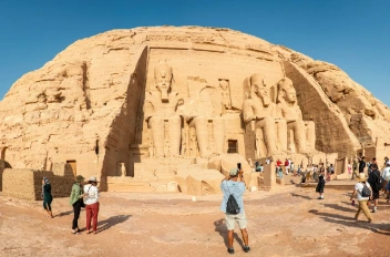 Turistas en Abu Simbel frente al templo de Abu Simbel