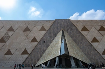 Fachada moderna del Gran Museo Egipcio cerca de las Pirámides.