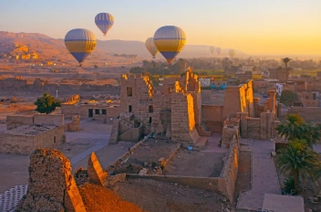 Globos sobre los templos de Luxor al amanecer.