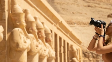 una donna scatta una foto per il luogo, valle dei re