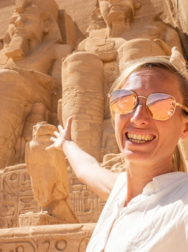 mujer turista en el Templo de Abu Simbel