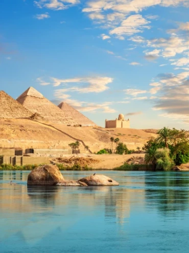 Rocce antiche nel Nilo sulla strada per le piramidi, cosa visitare in egitto