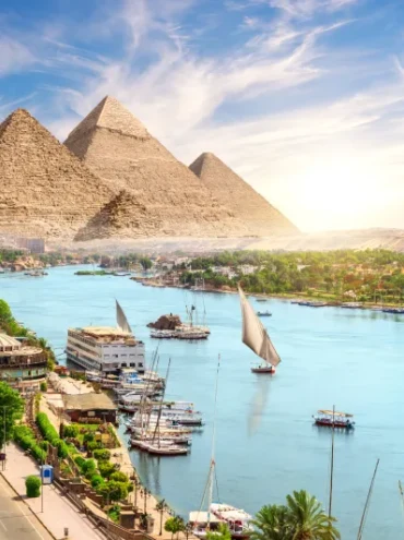 Complesso piramidale nella città di Assuan sul Nilo, pasqua in egitto