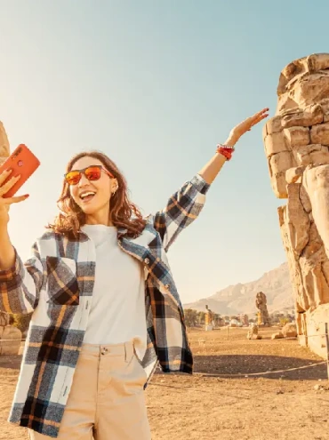 donna scatta un selfie, cosa vedere a luxor