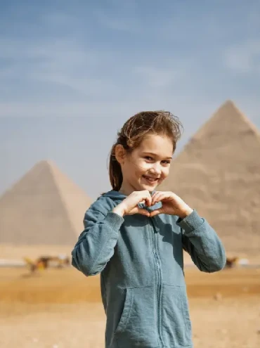 bambina nelle piramidi, Egitto a Febbraio