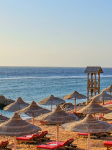 Playa idílica con palmeras y sombrillas, Mar Rojo, Egipto