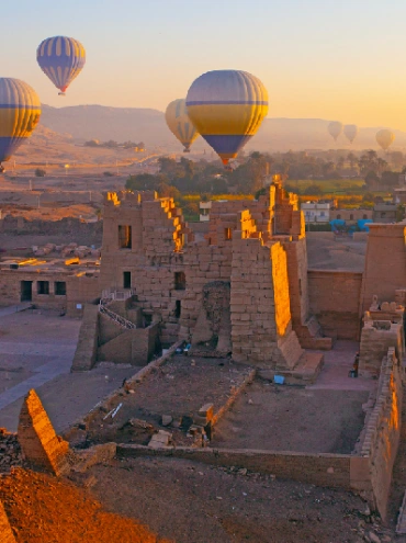 Globo aerostático sobrevolando el templo mortuorio de Ramsés III en Medinet Habu, en la necrópolis tebana del Valle de los Reyes, Luxor, Egipto.