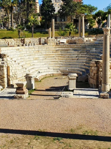 Vista del anfiteatro romano, que data del siglo I al IV d. C., en la zona de Kom El Dikka en Alejandría, Egipto.