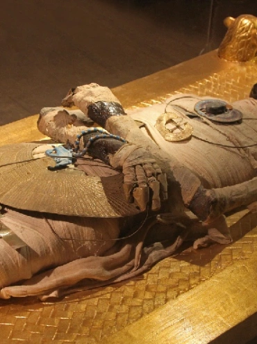 Modelo de momia en un pueblo egipcio cerca de El Cairo, exhibido como atracción turística, que se asemeja a una momia real de la antigüedad con joyas antiguas.