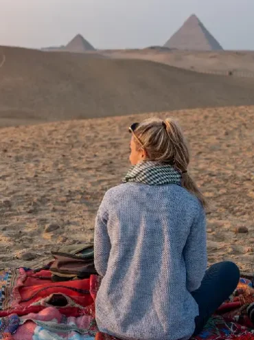 una donna davanto alle piramidi, antico egitto