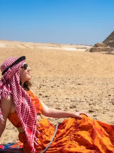 una donna davanti alle piramidi, viaggiare sicuri egitto