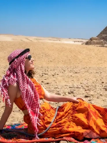 una donna davanti alle piramidi, viaggiare in egitto da soli