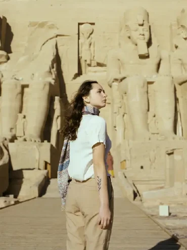 Una donna nel Tempio di Abu simbel, tempio abu simbel 