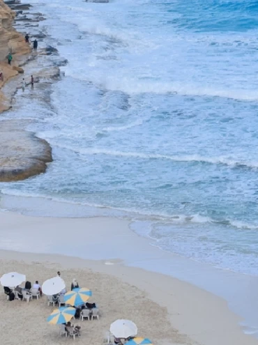 Hermoso paisaje natural de la playa de Agebah en Marsa Matrouh, Egipto, durante el día y en días nublados.