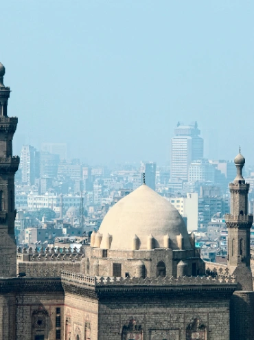 Vista de la Mezquita de Al-Azhar y la ciudad al fondo. El Cairo, Egipto.