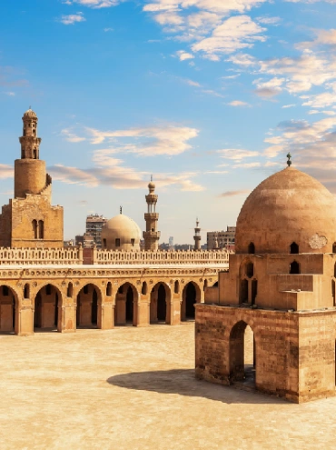 Minarete y fuente de abluciones de la Mezquita de Ibn Tulun, vista colorida del antiguo Cairo, Egipto.