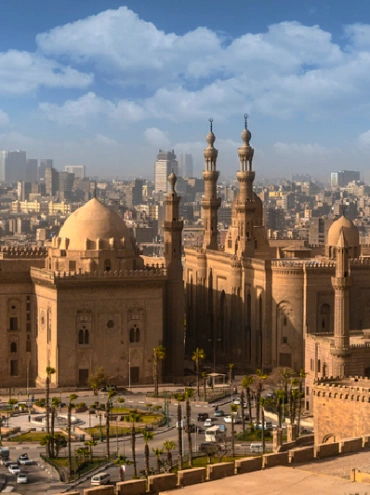 Vista desde arriba de la mezquita de Sultán Hassan y Al-Rifai en El Cairo.