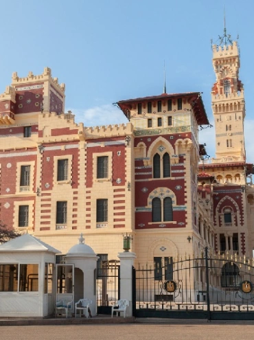 Exterior del palacio de Montazah en un día soleado de verano
