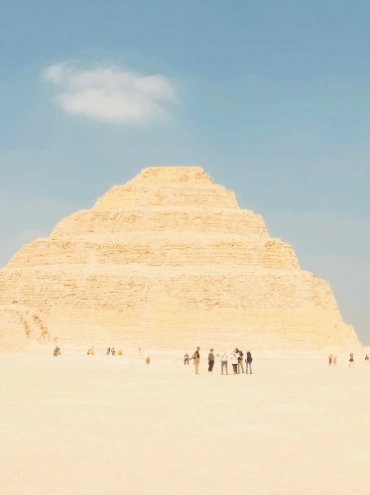 una donna davanti alla piramide di zoser, la piramide di zoser