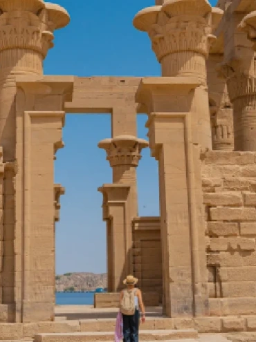 una donna davanti al tempio di philae, tempio di philae
