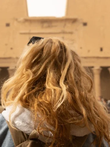 turista in visita a Edfu, edfu