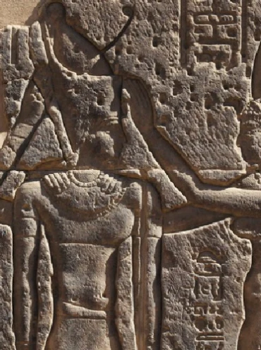 El jeroglífico de Narmer que une a Egipto en el templo de Filae en Asuán