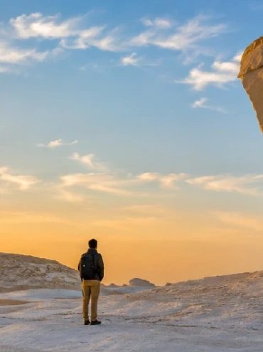 turista si gode la natura nel deserto bianco