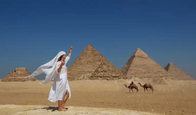 una turista nella pianura di piramidi egitto , cairo e crociera sul nilo