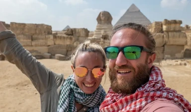 uomo e donna alle piramidi,  escursioni porti da alessandria a giza