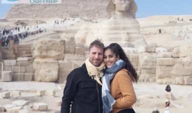 Donna e uomo alle piramidi, vacanze in egitto ad agosto