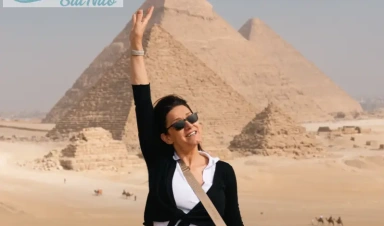 Donna alle piramidi, viaggio egitto agosto
