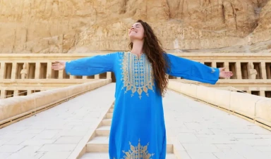Donna nel tempio di Hatshepsut, crociera nilo e cairo
